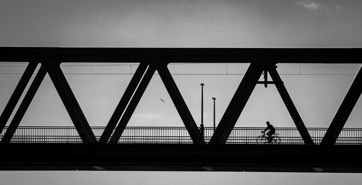 foto jembatan dan pesepeda jembatan dan pesepeda
